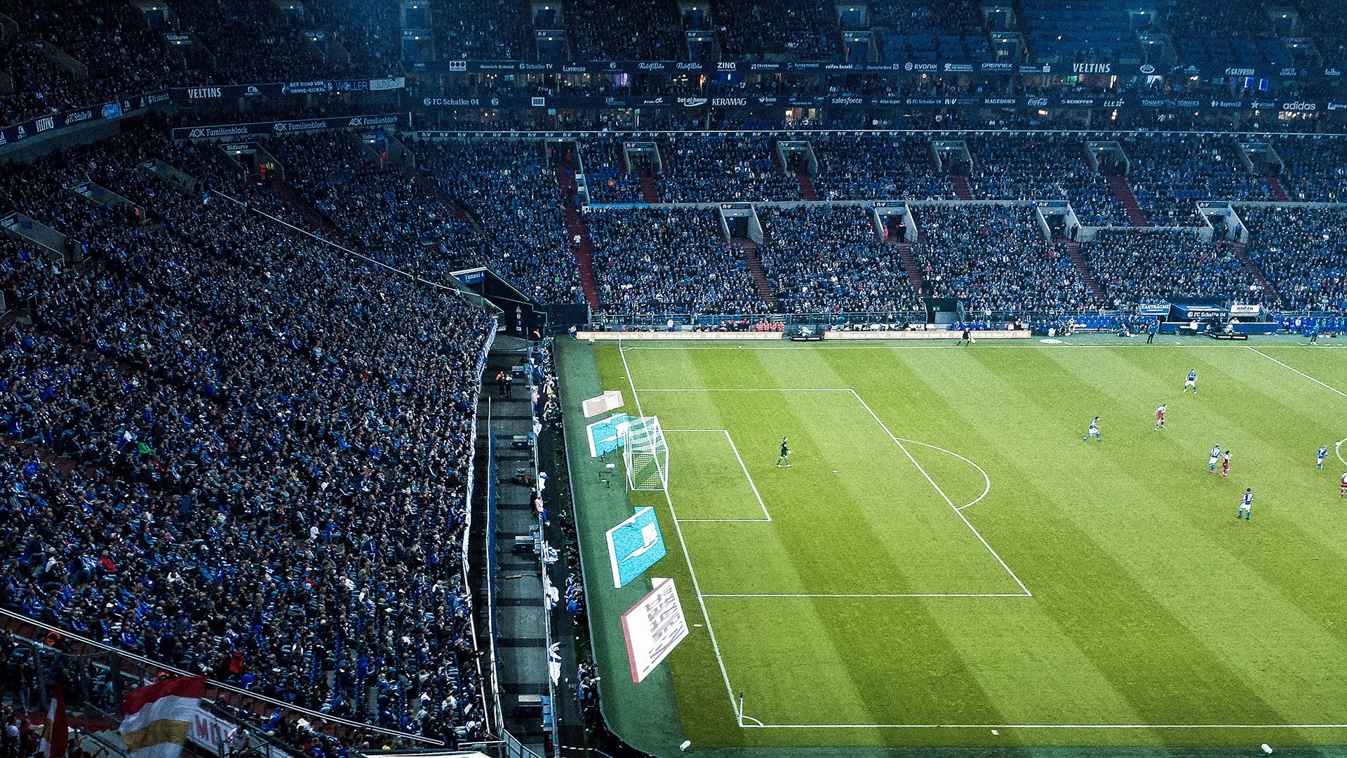 詹姆斯赛前与队友击掌传递信心，詹姆斯开场和队友击掌